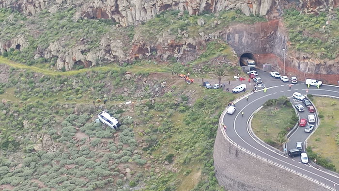 Coach falls off a ravine in Canary Islands
