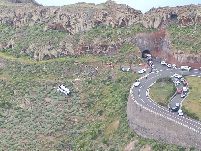 Coach falls off a ravine in Canary Islands