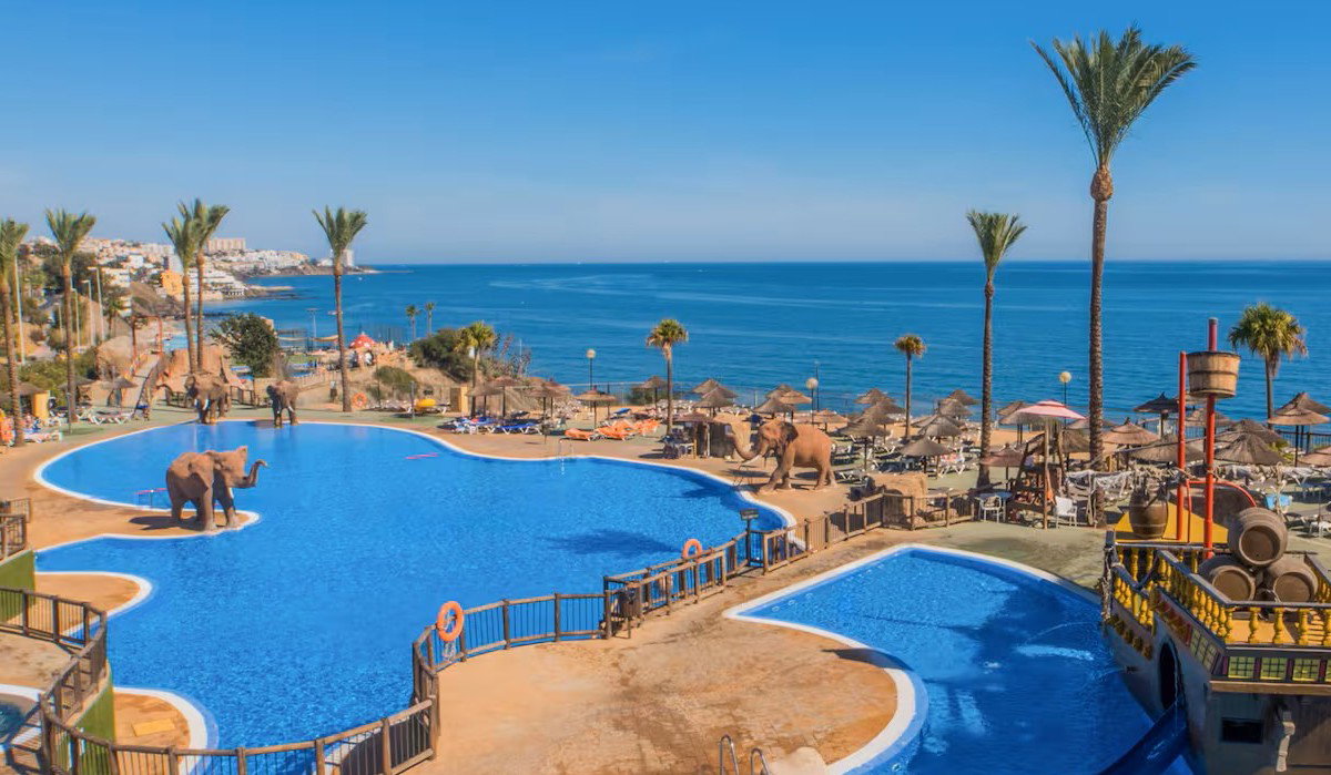 Kitchen fire at Holiday World Village prompts evacuation of 350 guests in Benalmadena