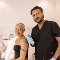 Dr Arvin Yarllahi from CellOrtho with a patient in his clinic