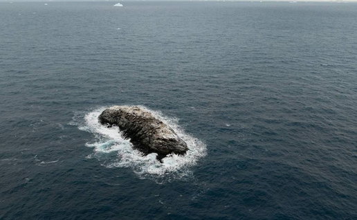 Newly discovered rocky island in Antarctic waters surrounded by ocean