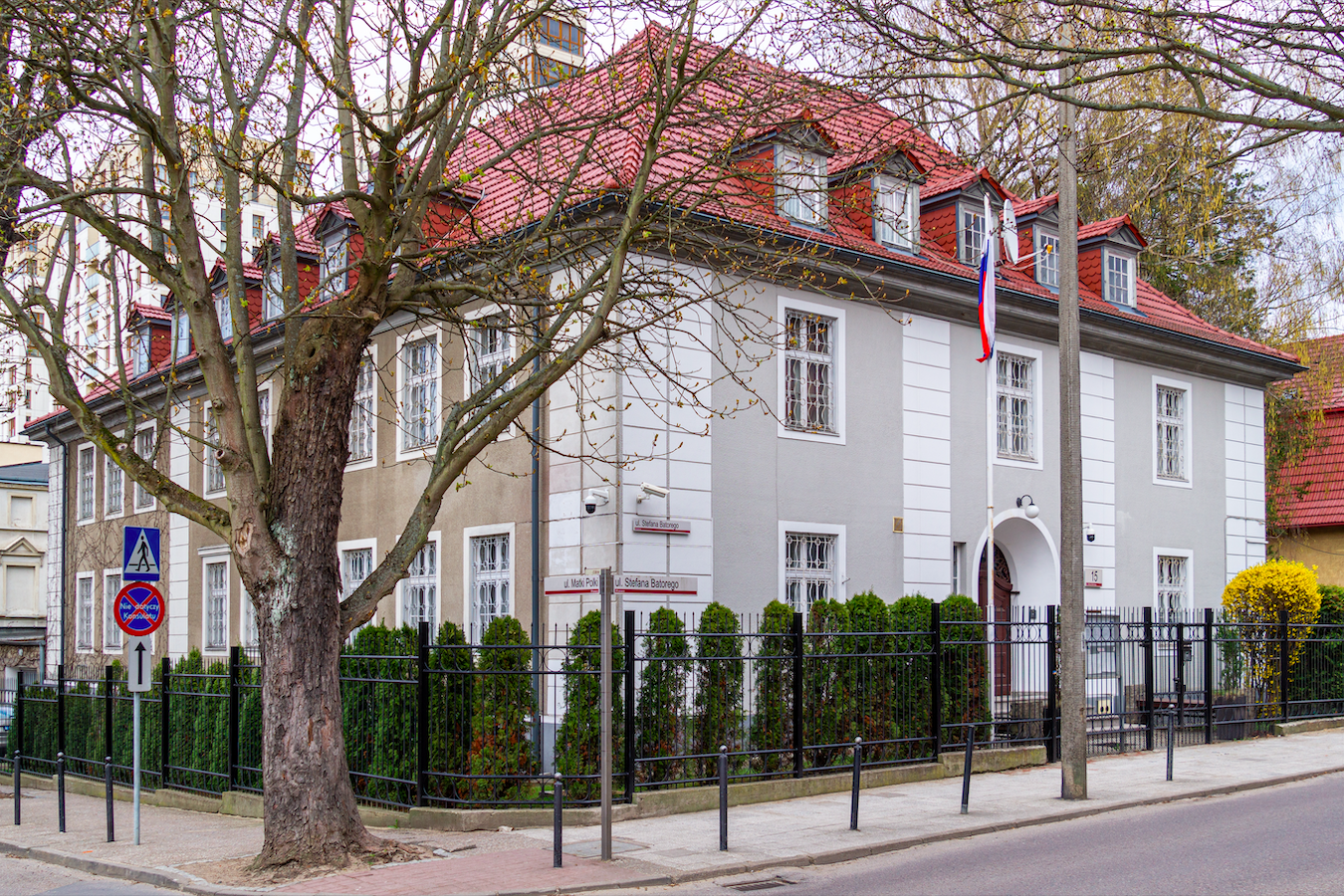 Poland Disconnects Utilities At Russian Consulate That Moscow Refuses To Hand Over