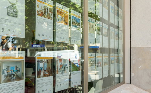 Spanish estate agency window displaying rental and property listings amid housing uncertainty