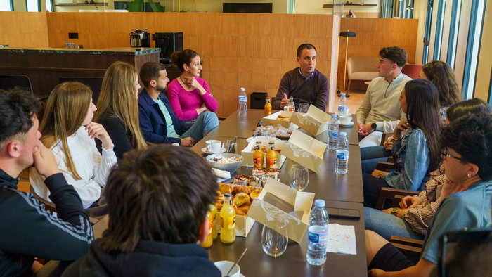 Mayor of Vera meets with young residents during Coffee with the Mayor initiative