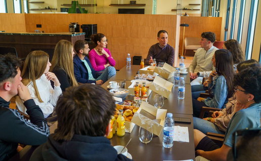 Mayor of Vera meets with young residents during Coffee with the Mayor initiative