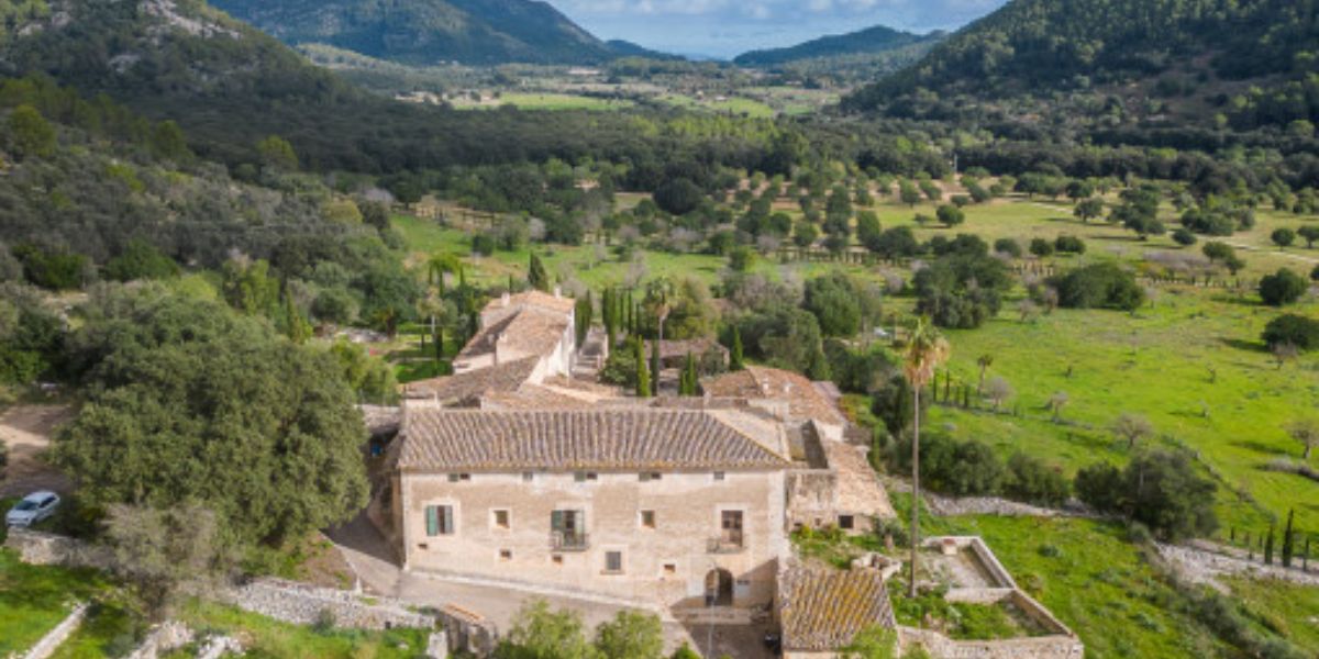 euroweeklynews.com - Lottie Verrier - Urgent push to block luxury hotel plans