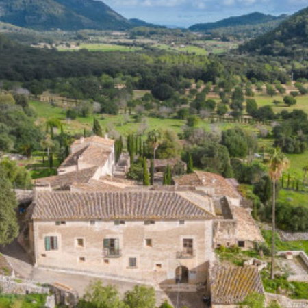 Euro banknotes with a syringe symbolising financial aid and Spain’s Ingreso Mínimo Vital support system