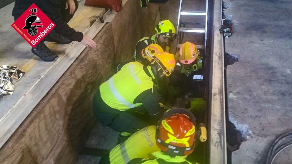 Worker rescued after fall into industrial pit in San Vicente