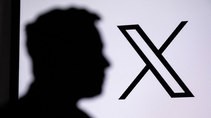 Elon Musk using X platform reacting to Spain migrant regularisation policy