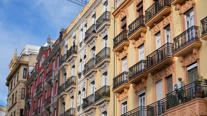 Vacant apartment building in Spain linked to new housing plan offering renovation grants