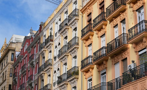 Vacant apartment building in Spain linked to new housing plan offering renovation grants
