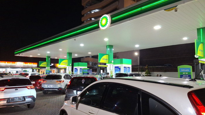 Long queues of cars at petrol station near Spain France border as drivers refuel