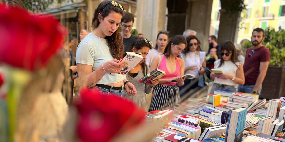 Sant Jordi takes over Mallorca: Why roses and books are everywhere