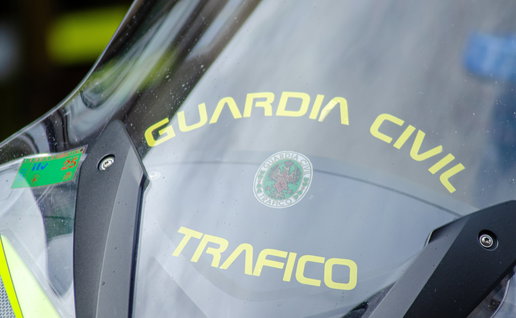 Roadside Guardia Civil measuring speeds.