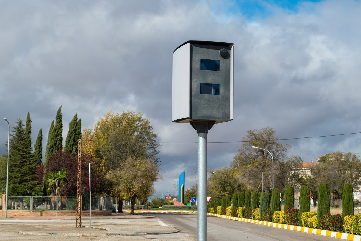 New Ai Speed Camera Can Spot Drivers On Phones, Seatbelt Offences And More