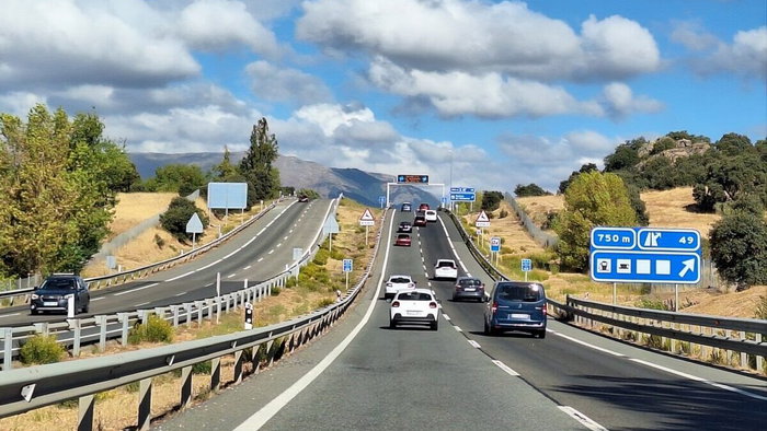Spanish roads begin to fill for Easter getaway.