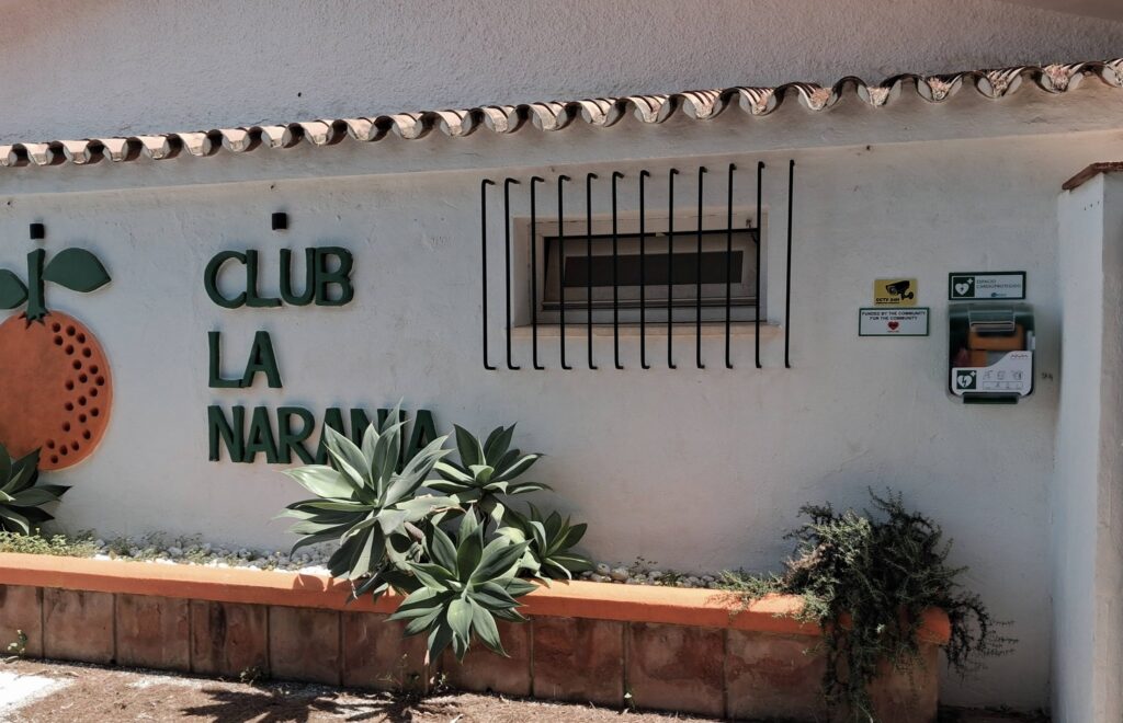 New defibrillator at Club la Naranja, Calahonda.