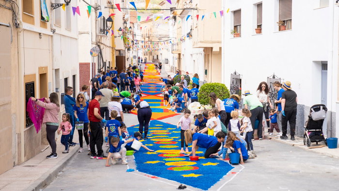 Volunteers decorate the streets of Tíjola