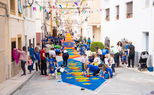Volunteers decorate the streets of Tíjola