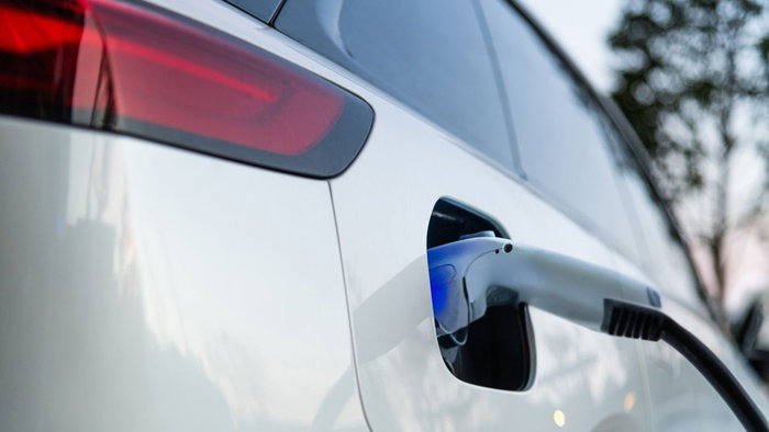 Electric vehicle charging at a public charging point, highlighting the growing focus on battery transparency under new EU rules.