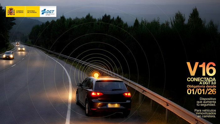 Official DGT image showing a car stopped on a road at night using a connected V16 emergency warning light in Spain.