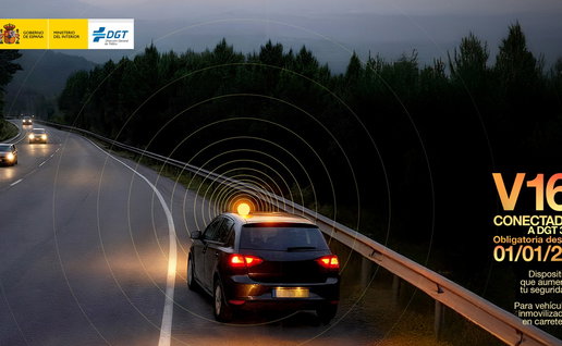 Official DGT image showing a car stopped on a road at night using a connected V16 emergency warning light in Spain.