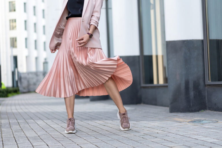 10 ways to style a pleated skirt to suit different occasions