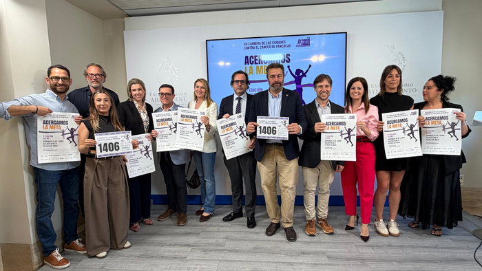 Elche councillors presenting its Race for Pancreatic Cancer. I