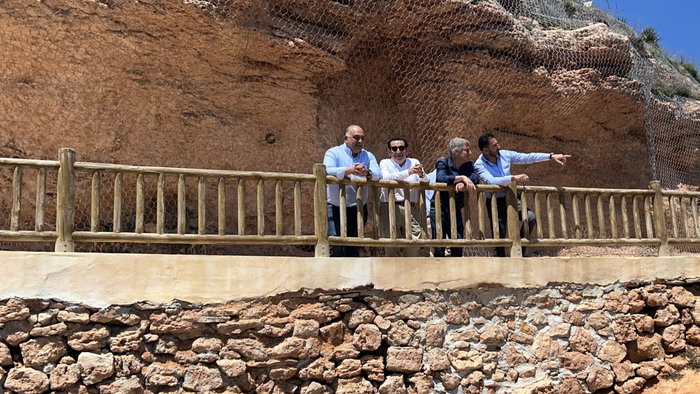 Pepe Vegara, Manuel Mestre and Víctor Valverde inspecting the Sendero Azul coastal path.