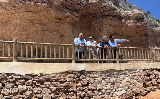 Pepe Vegara, Manuel Mestre and Víctor Valverde inspecting the Sendero Azul coastal path.