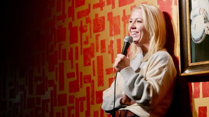 Lisa Curry performing.