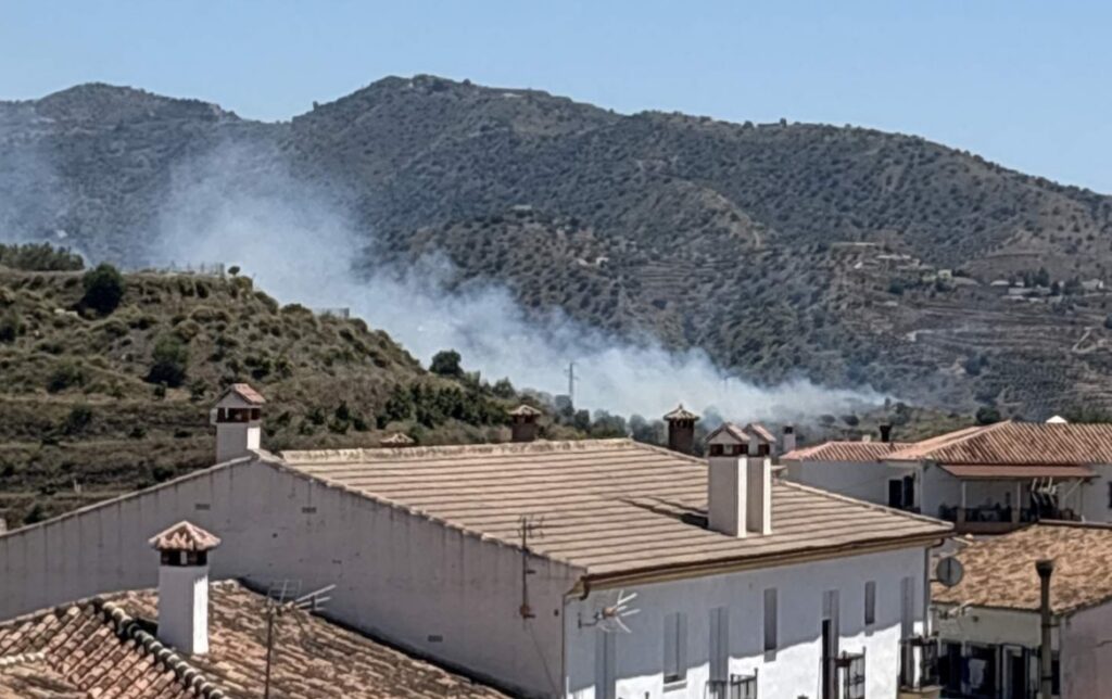 Wildfire breaks out near Viñuela in Malaga.