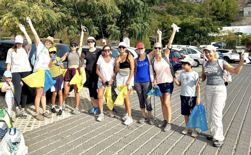 Eco Amigos out on a socially-minded clean up.