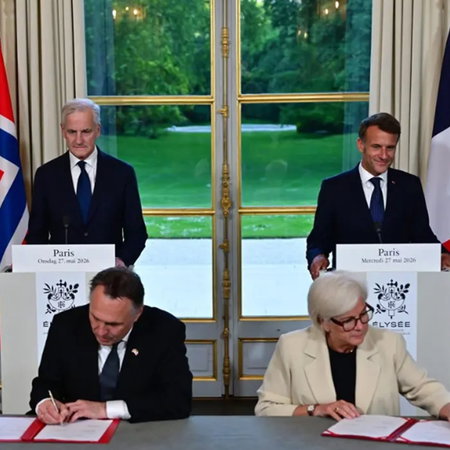 Norwegian Prime Minister Jonas Gahr Støre and French President Emmanuel Macron during a defence agreement signing ceremony in Paris.