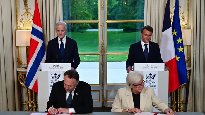 Norwegian Prime Minister Jonas Gahr Støre and French President Emmanuel Macron during a defence agreement signing ceremony in Paris.