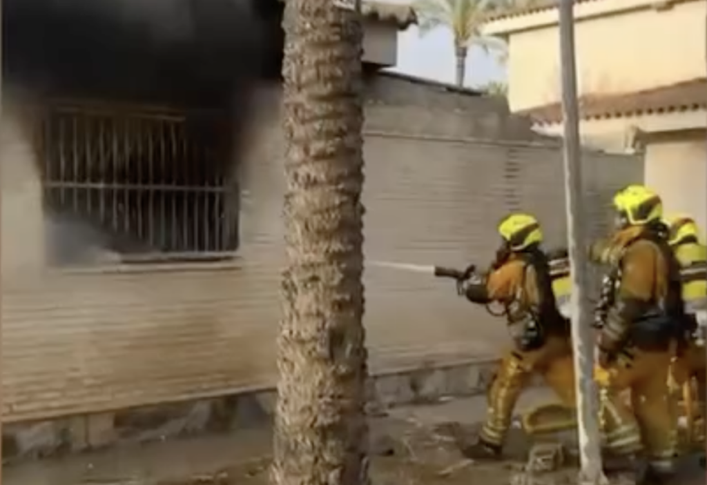 Firefighters stop Orihuela blaze near school in Alicante