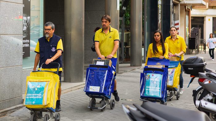 4 postal workers in Spain