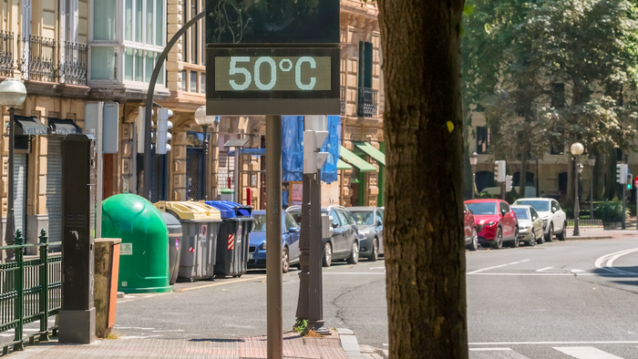 A street thermometer reading 50º