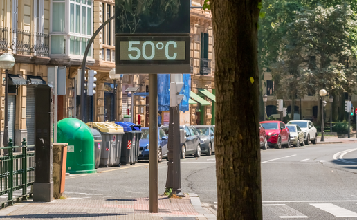 A street thermometer reading 50º
