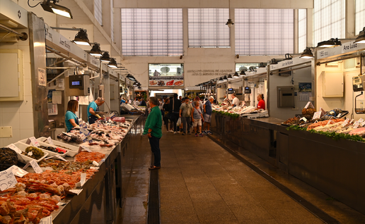 An empty fish mongers in an indoor Market in Cádiz.