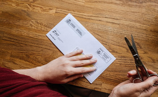 A driver opening an official traffic fine letter from Spain’s DGT after receiving a delayed driving penalty notice.