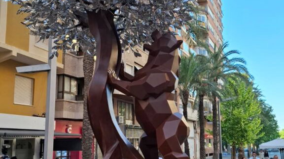 Villena unveils giant sculpture to honour creator of Madrid’s famous bear statue.