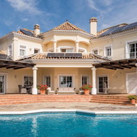 Luxury villa with a swimming pool and solar panels on the Costa del Sol, Spain – a prime example of the high-end properties currently being purchased by Polish investors.