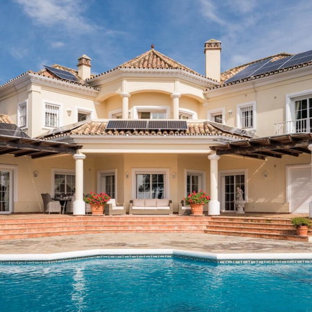 Luxury villa with a swimming pool and solar panels on the Costa del Sol, Spain – a prime example of the high-end properties currently being purchased by Polish investors.