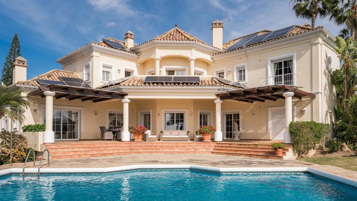 Luxury villa with a swimming pool and solar panels on the Costa del Sol, Spain – a prime example of the high-end properties currently being purchased by Polish investors.