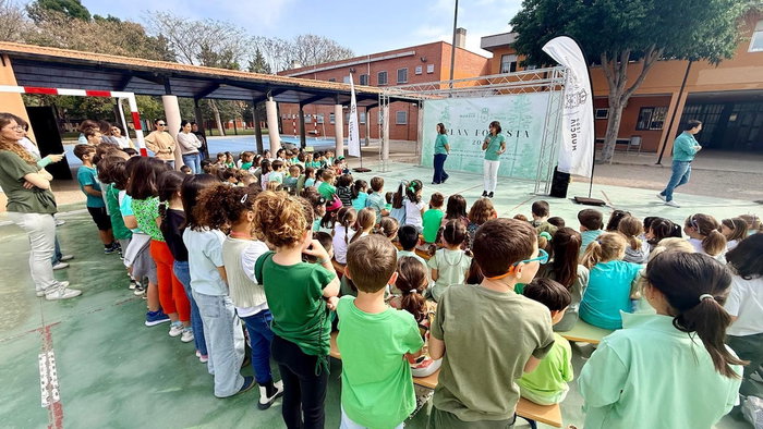 The schoolchildren.