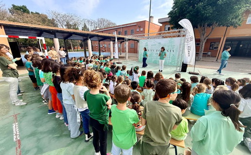 The schoolchildren.