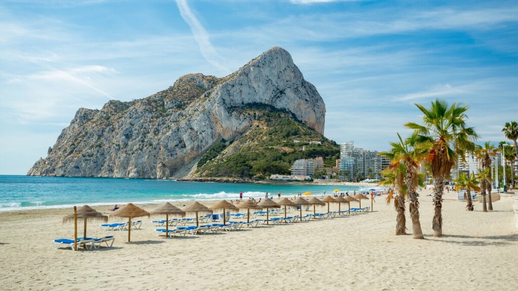 Calp celebrates 40 years of Blue Flag success at La Fossa beach