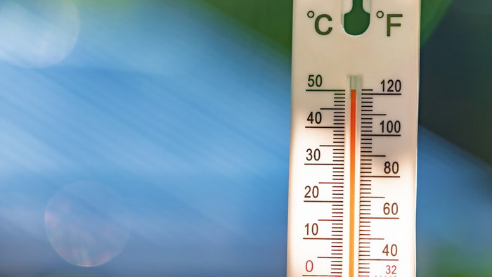 Thermometer showing high temperatures during heatwave conditions affecting Alicante classrooms