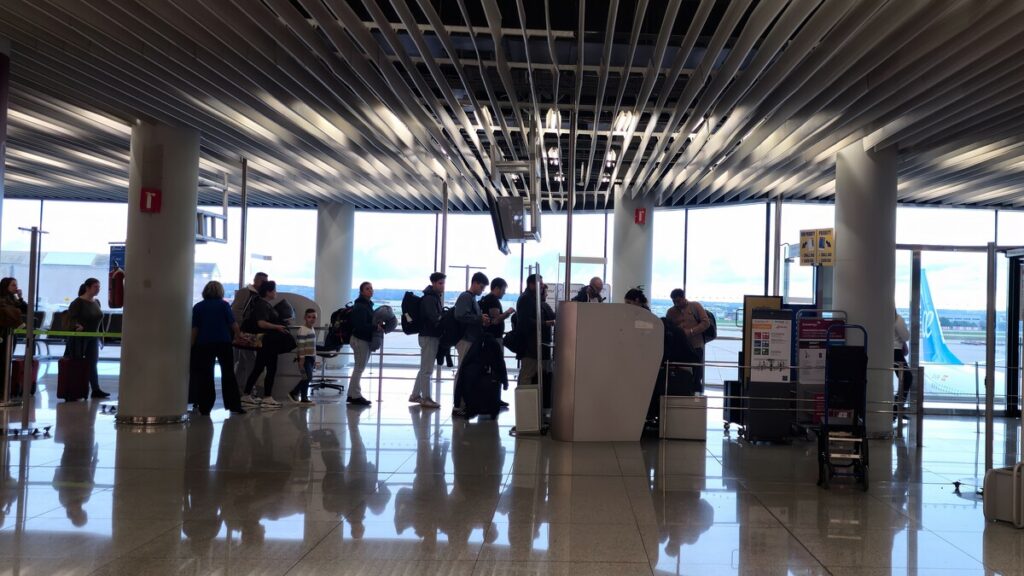 Passenger forces airport door open